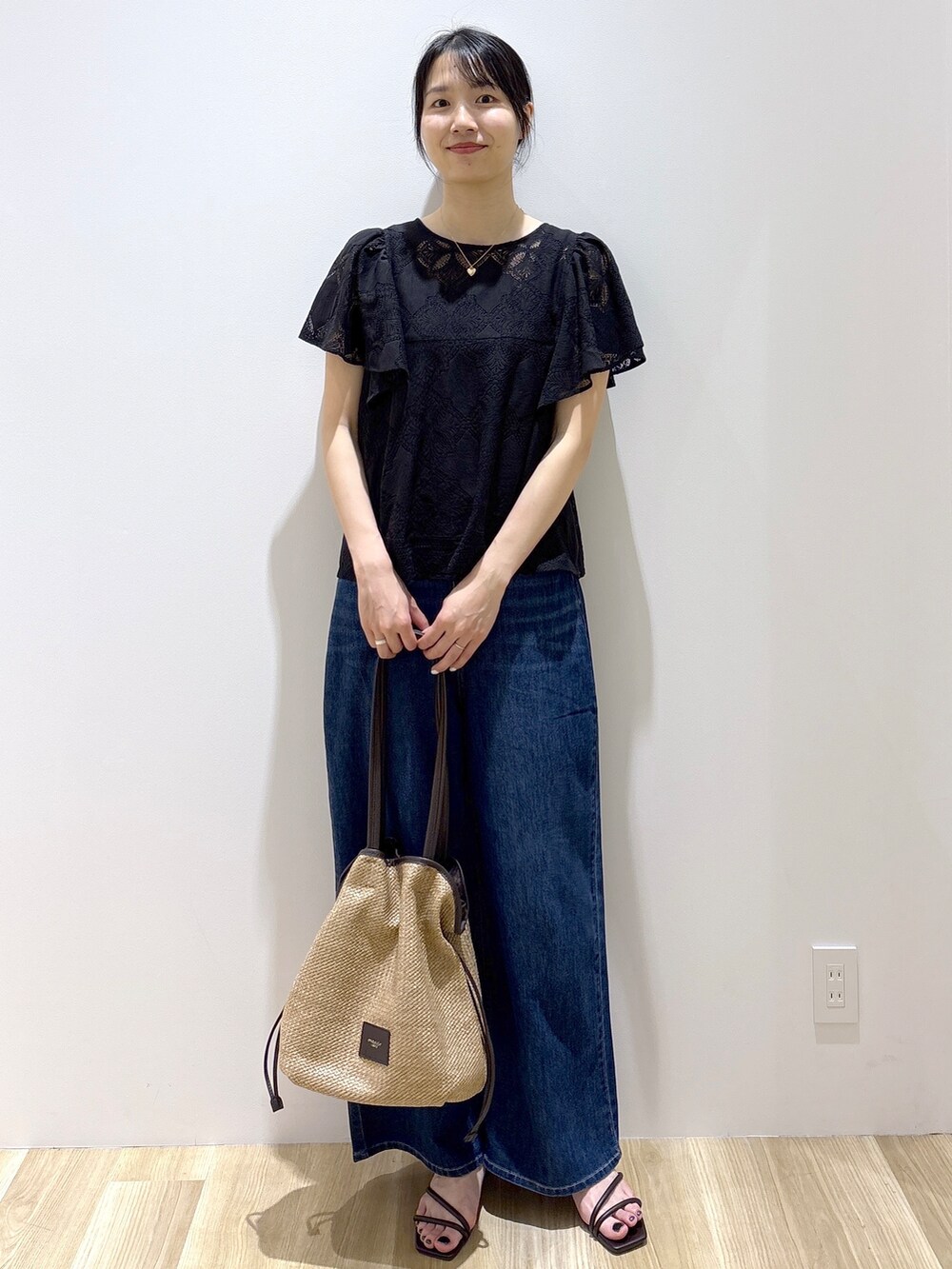 ブラック系のシャツ/ブラウス、ブルー系のデニムパンツ、ベージュ系のトートバッグを着用したレディースの春コーディネートの8枚目の写真