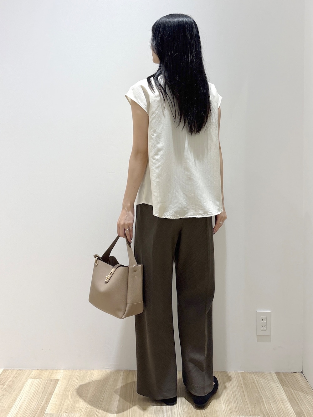 ベージュ系のシャツ/ブラウス、ブラウン系のその他パンツ、ブラウン系のトートバッグを着用したレディースの夏コーディネートの4枚目の写真