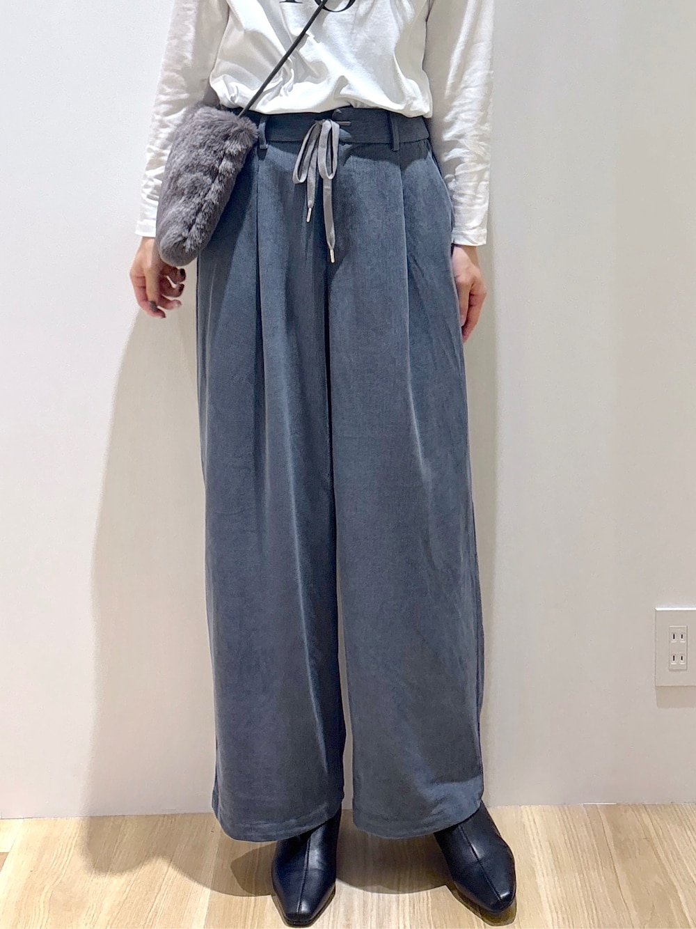 ブラック系のカーディガン/ボレロ、ホワイト系のTシャツ/カットソー、ブルー系のその他パンツを着用したレディースの秋コーディネートの8枚目の写真