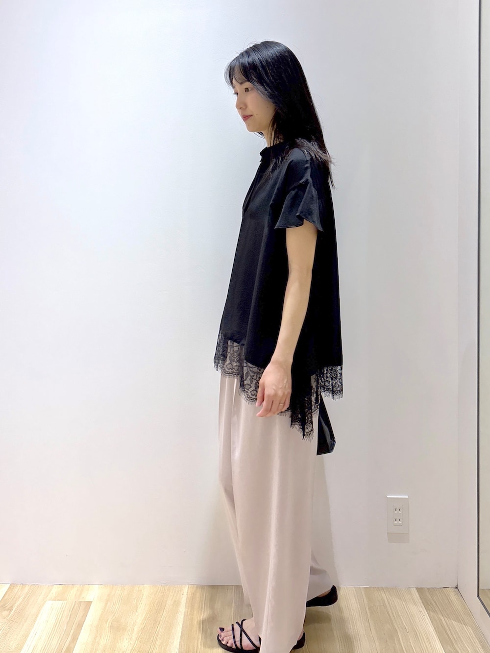 ブラック系のシャツ/ブラウス、ベージュ系のその他パンツ、ブラック系のトートバッグを着用したレディースの夏コーディネートの3枚目の写真