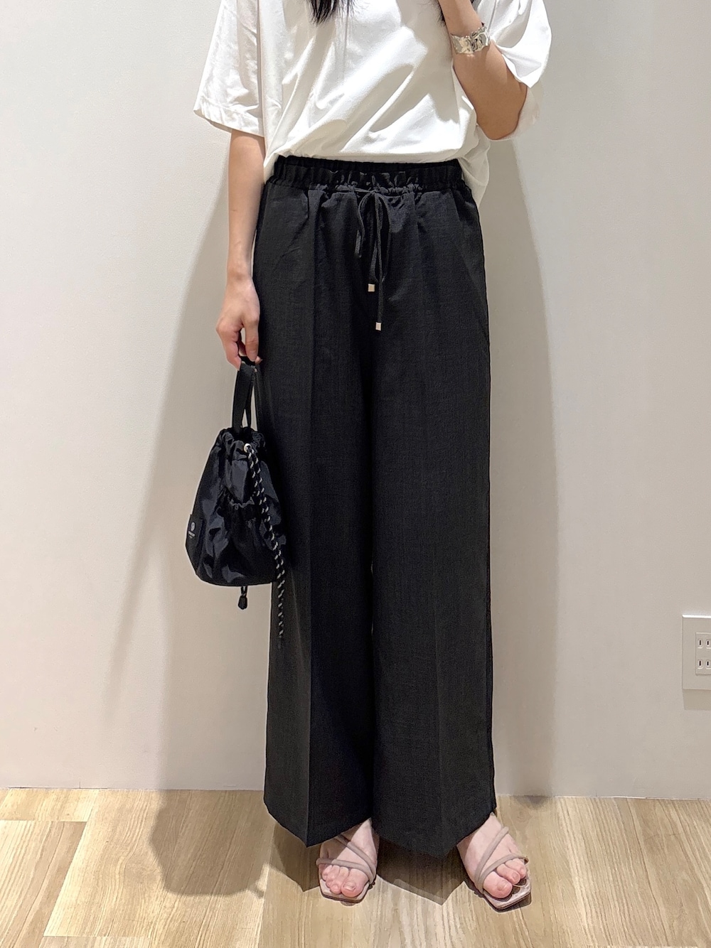 ホワイト系のTシャツ/カットソー、グレー系のその他パンツ、ブラック系のショルダーバッグを着用したレディースの夏コーディネートの6枚目の写真