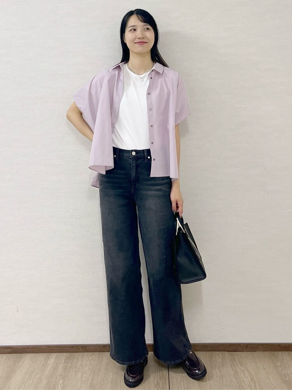 パープル系のシャツ/ブラウス、ホワイト系のTシャツ/カットソー、ブラック系のデニムパンツを着用したレディースの夏コーディネートの9枚目の写真