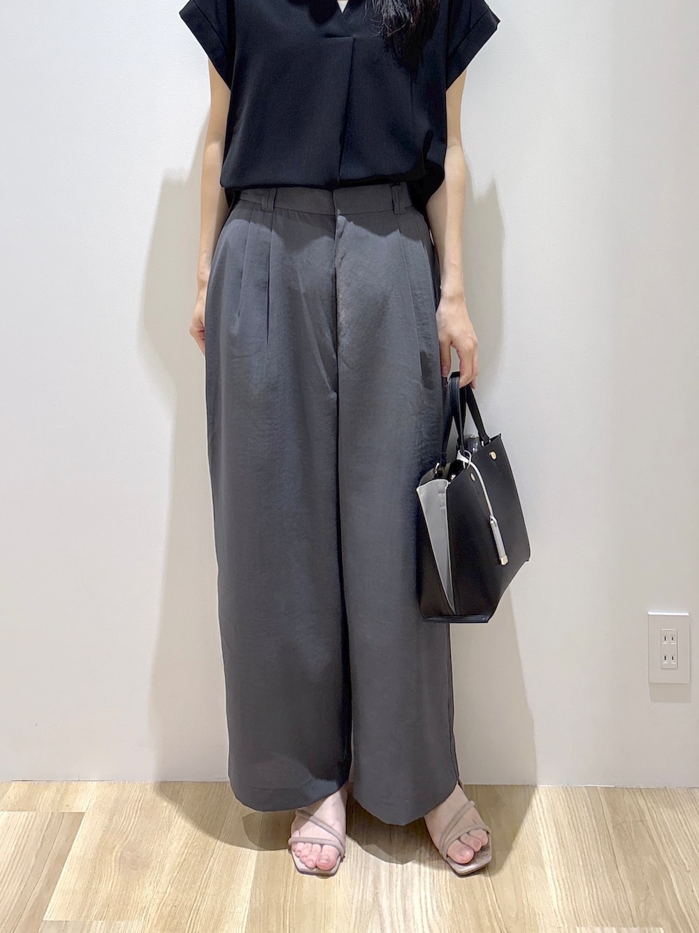 ブラック系のシャツ/ブラウス、グレー系のその他パンツ、ベージュ系のサンダルを着用したレディースの夏コーディネートの7枚目の写真