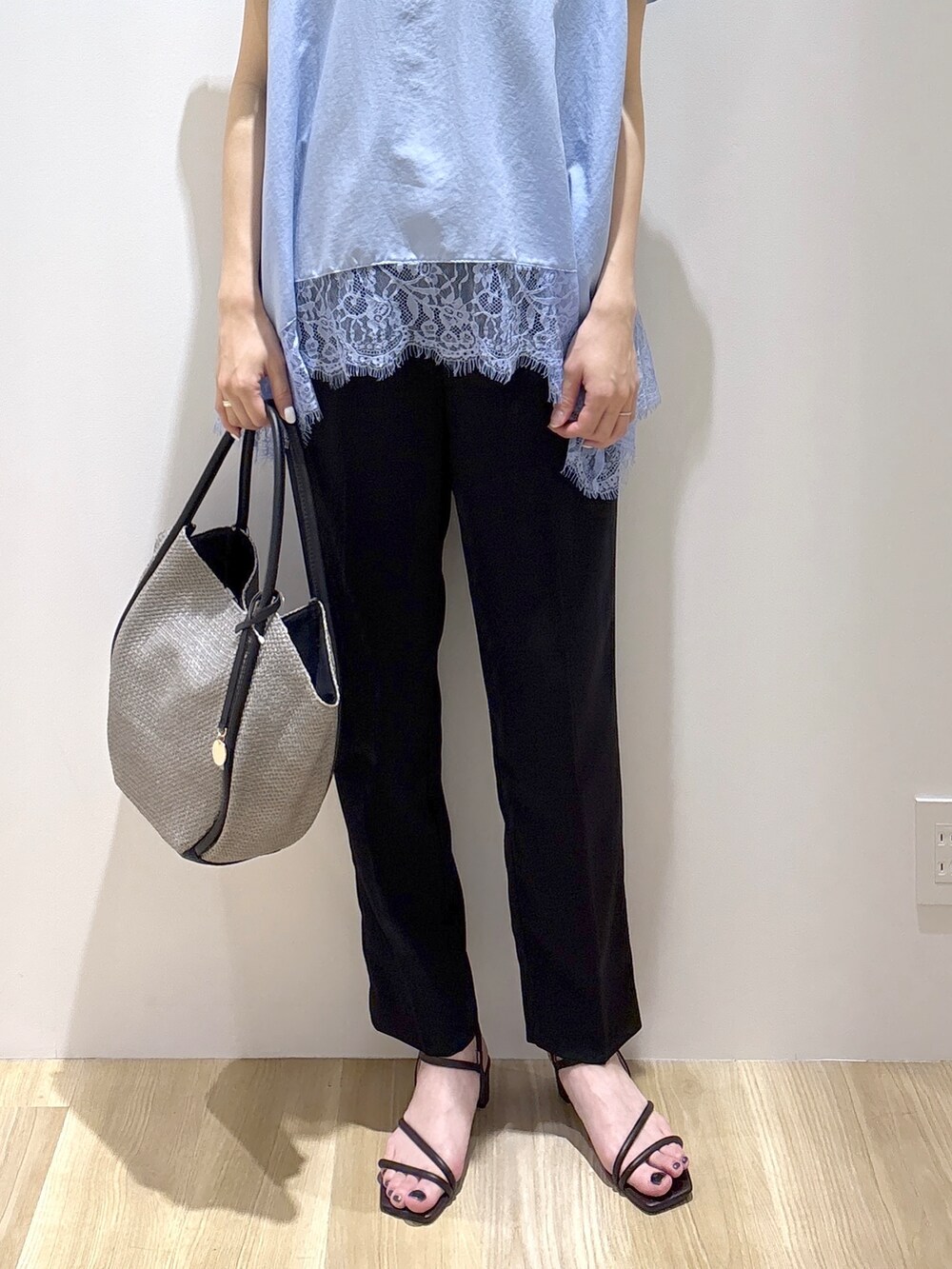 ブルー系のシャツ/ブラウス、ブラック系のその他パンツ、グレー系のトートバッグを着用したレディースの春コーディネートの8枚目の写真