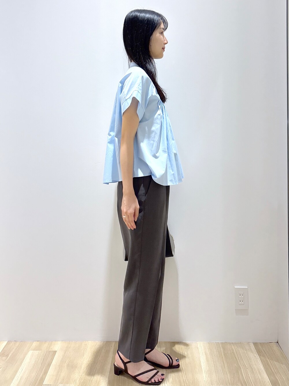 ブルー系のシャツ/ブラウス、グレー系のその他パンツ、ブラック系のショルダーバッグを着用したレディースの夏コーディネートの5枚目の写真