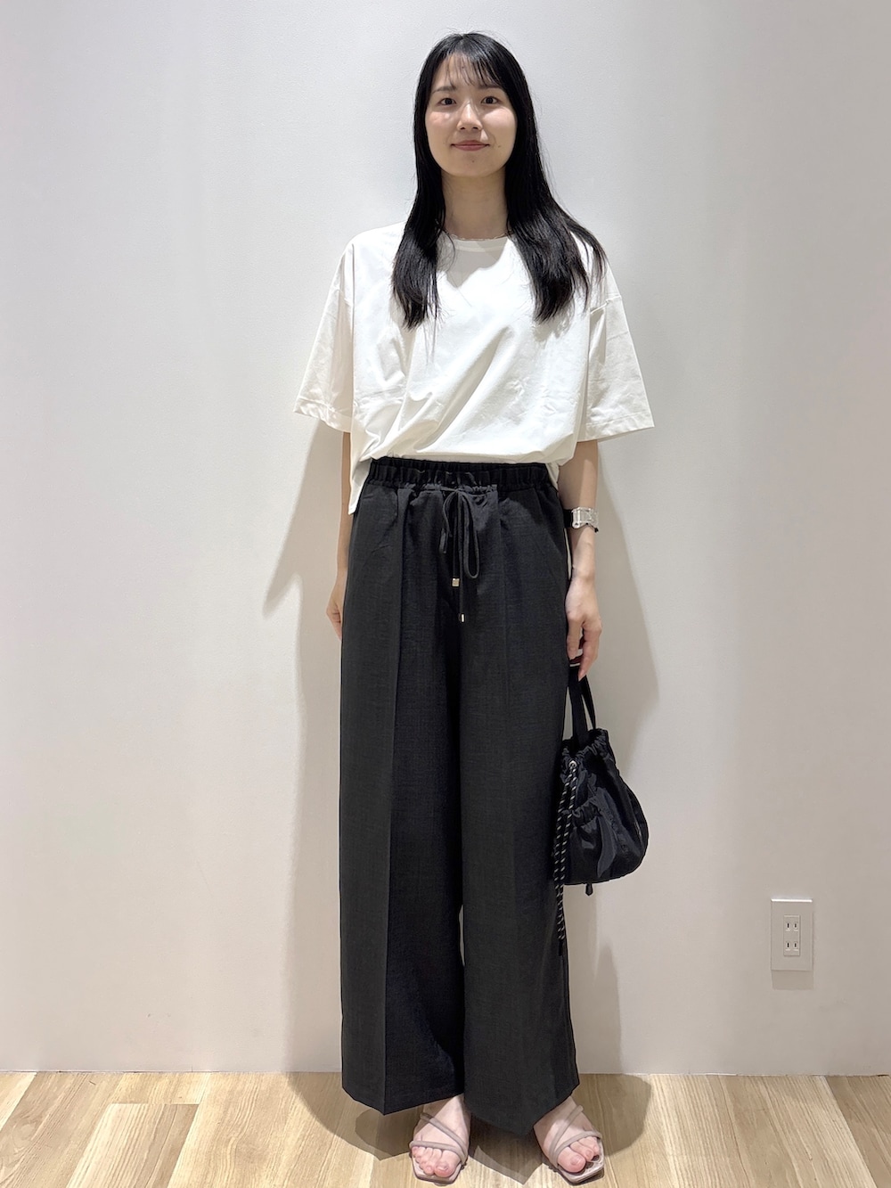 ホワイト系のTシャツ/カットソー、グレー系のその他パンツ、ブラック系のショルダーバッグを着用したレディースの夏コーディネートの8枚目の写真