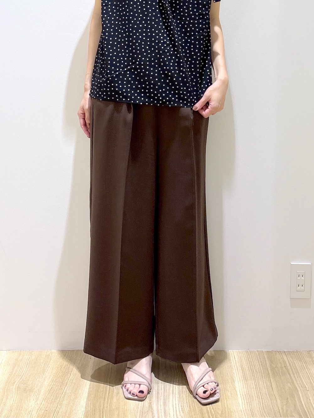 ブラック系のシャツ/ブラウス、ブラウン系のその他パンツ、ベージュ系のサンダルを着用したレディースの夏コーディネートの6枚目の写真