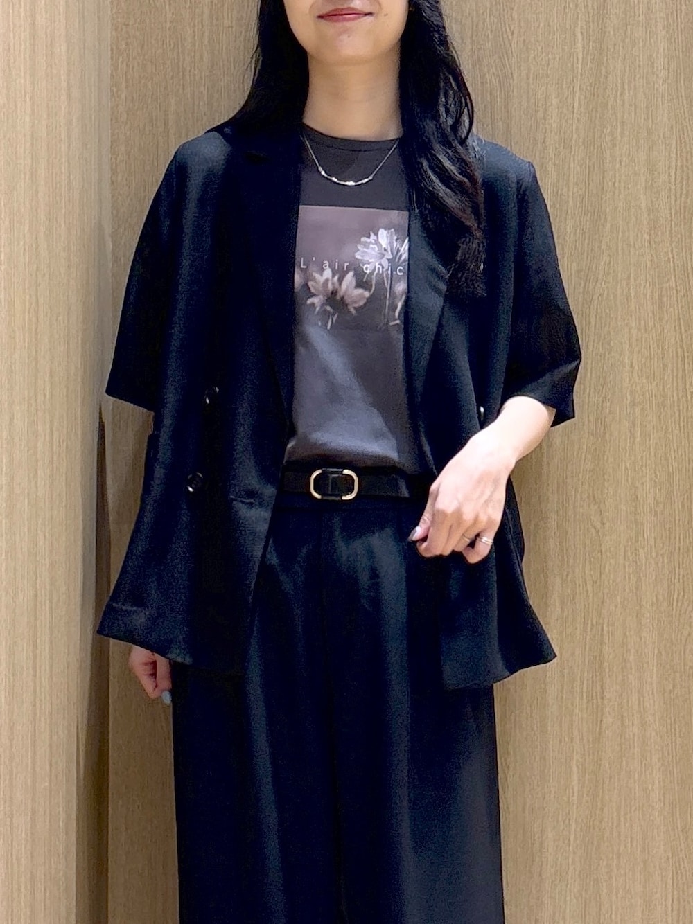 ブラック系のテーラードジャケット、グレー系のTシャツ/カットソー、ブラック系のその他パンツを着用したレディースの夏コーディネートの6枚目の写真