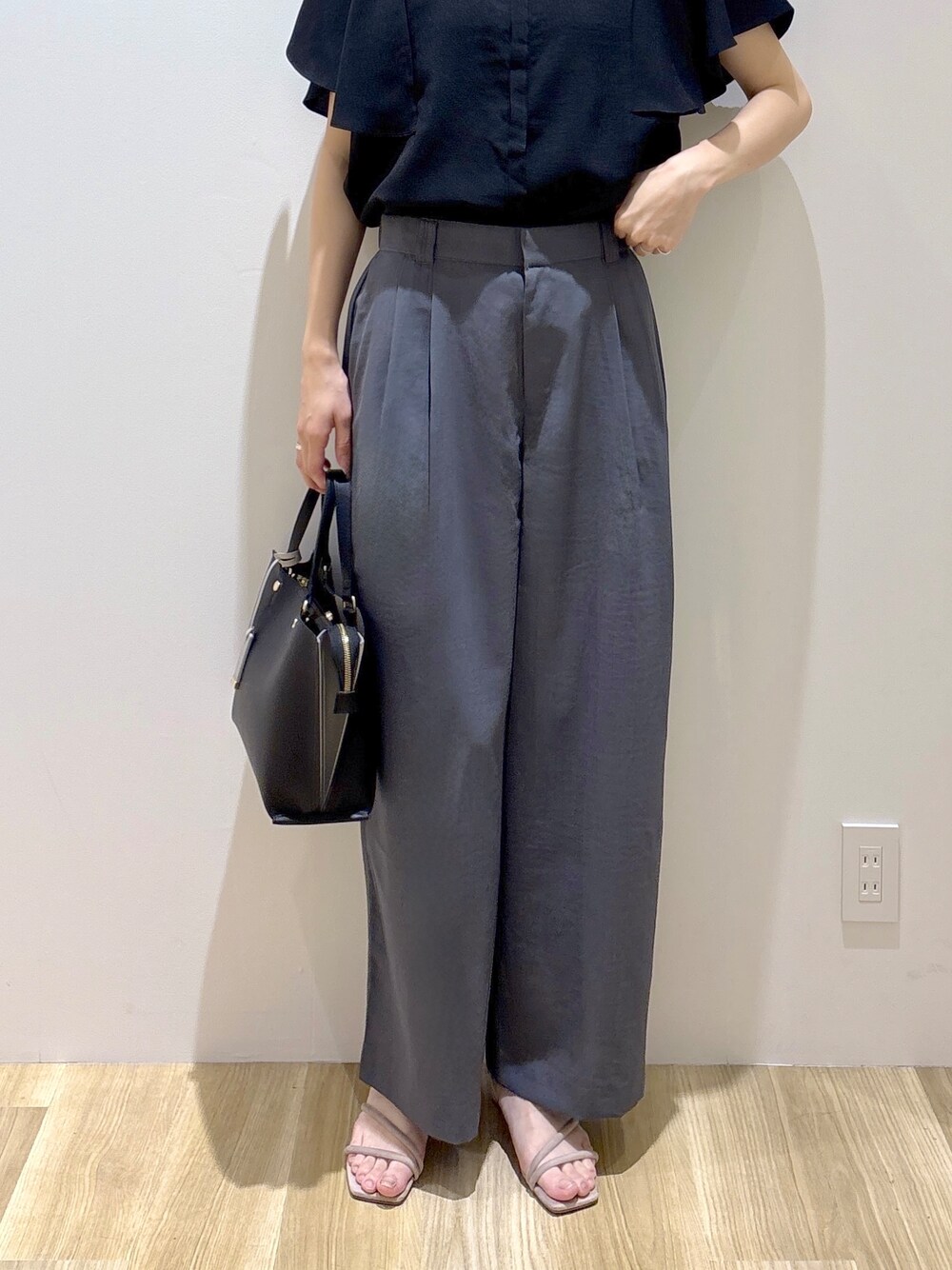 ブラック系のシャツ/ブラウス、グレー系のその他パンツ、ベージュ系のサンダルを着用したレディースの夏コーディネートの7枚目の写真