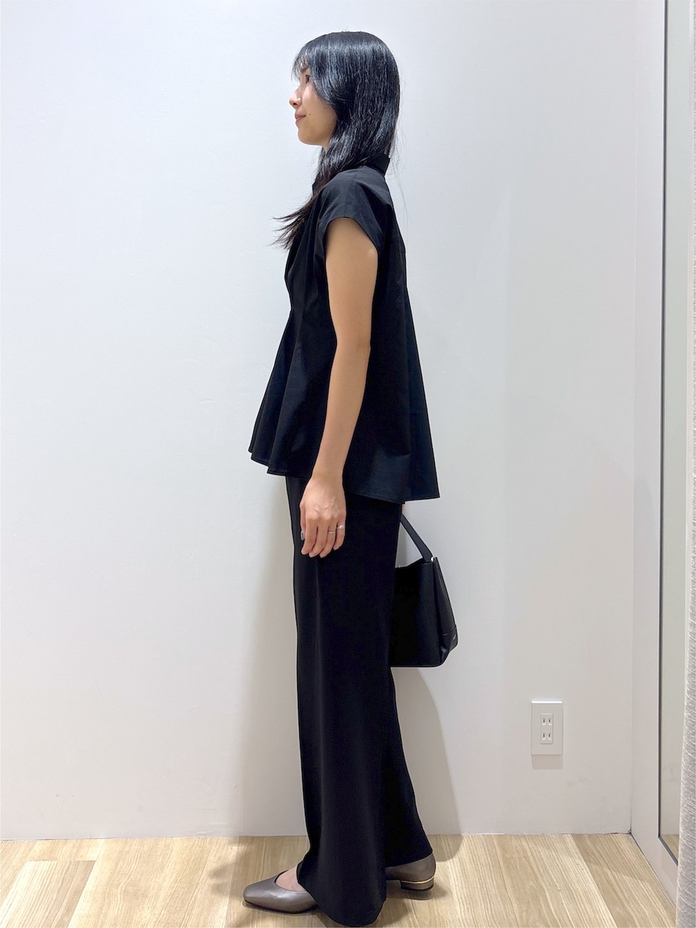 ブラック系のシャツ/ブラウス、ブラック系のその他パンツ、ブラック系のトートバッグを着用したレディースの夏コーディネートの2枚目の写真