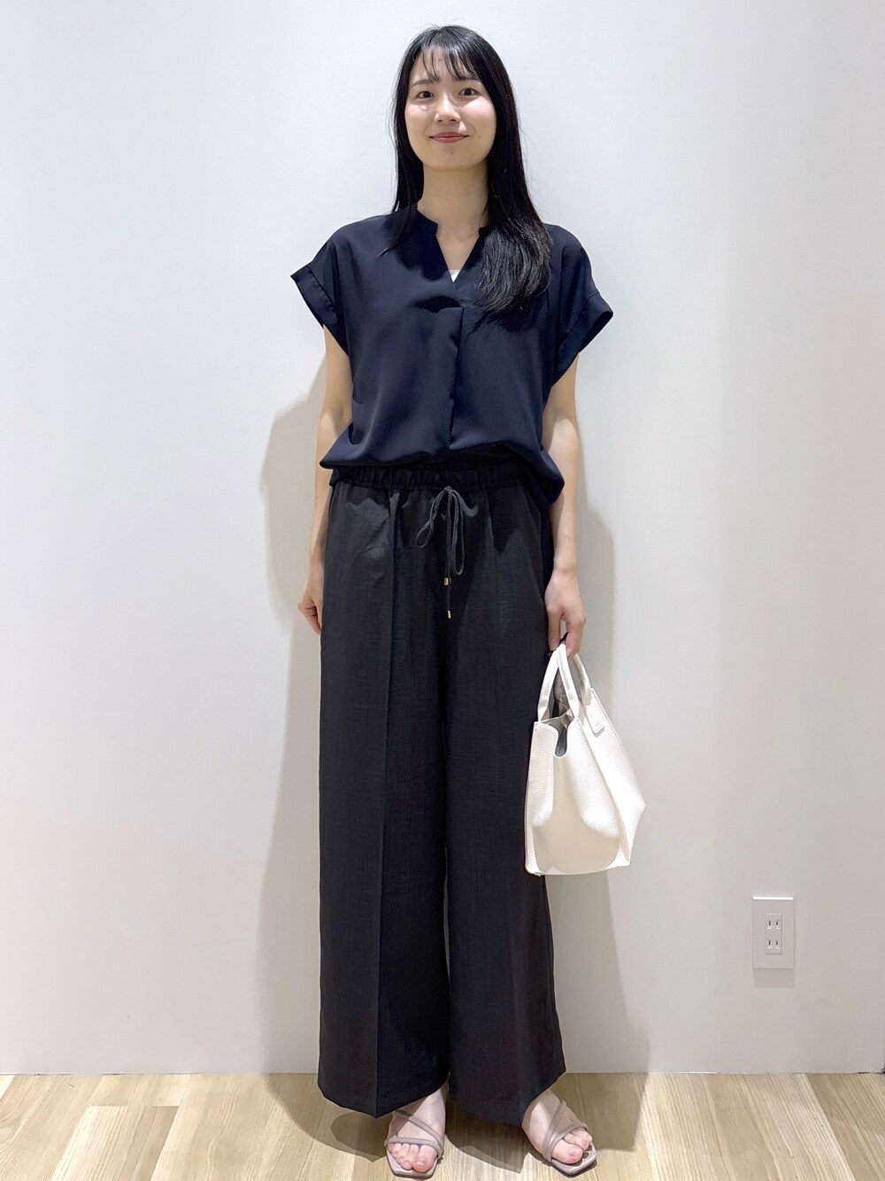ブラック系のシャツ/ブラウス、グレー系のその他パンツ、ホワイト系のショルダーバッグを着用したレディースの夏コーディネートの8枚目の写真