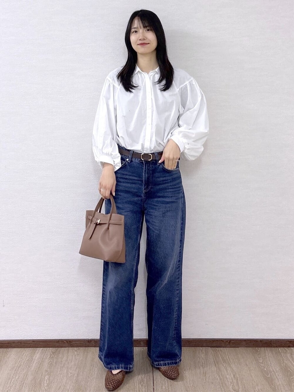 ホワイト系のシャツ/ブラウス、ブルー系のデニムパンツ、ブラウン系のトートバッグを着用したレディースの春コーディネートの10枚目の写真