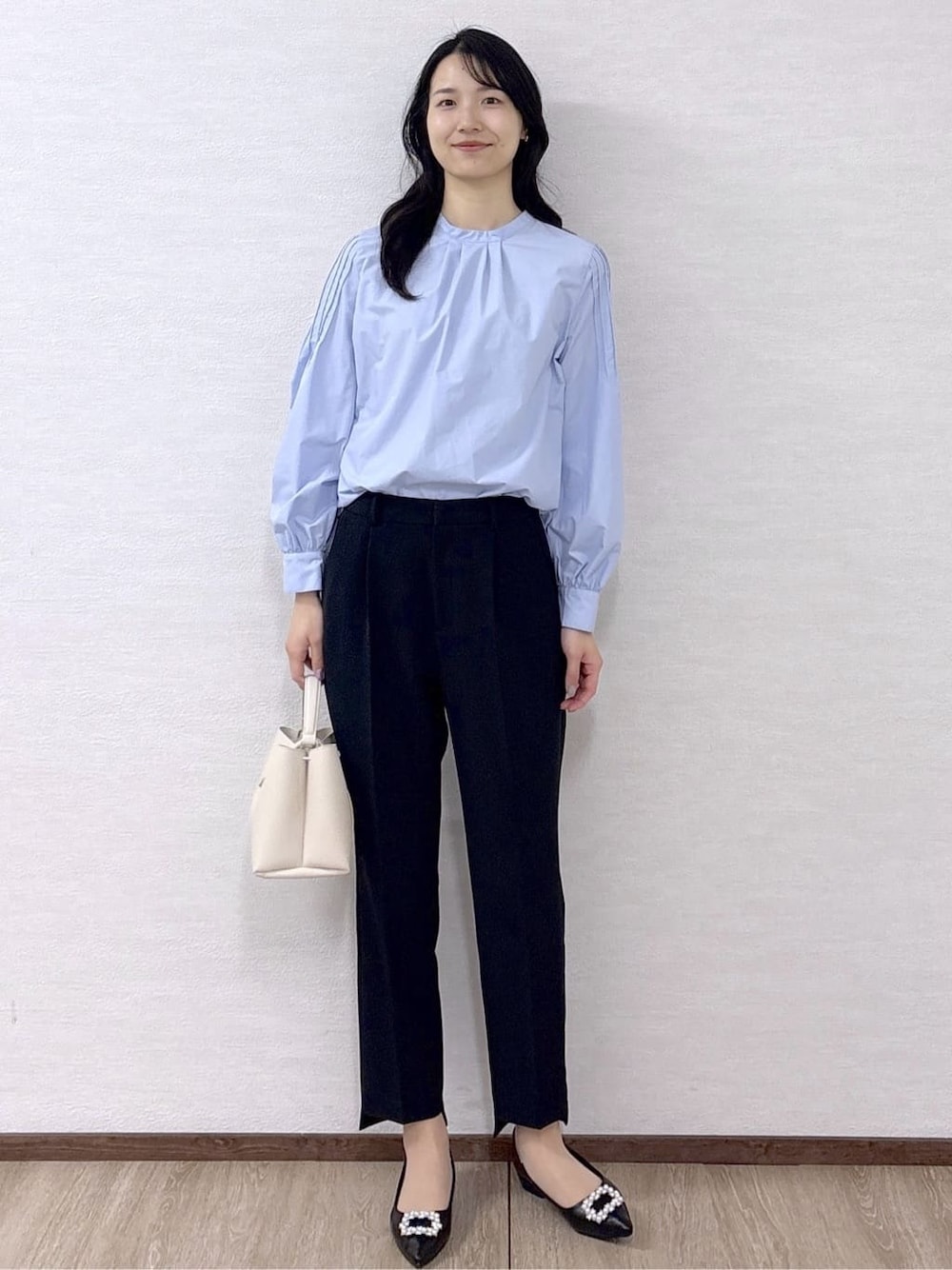 ブルー系のシャツ/ブラウス、ブラック系のその他パンツ、ホワイト系のハンドバッグを着用したレディースの冬コーディネートの9枚目の写真