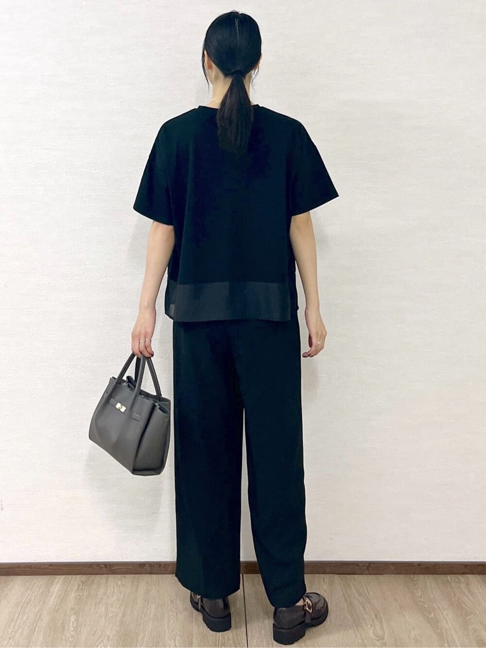 ブラック系のTシャツ/カットソー、グレー系のショルダーバッグ、ゴールド系のネックレスを着用したレディースの夏コーディネートの4枚目の写真
