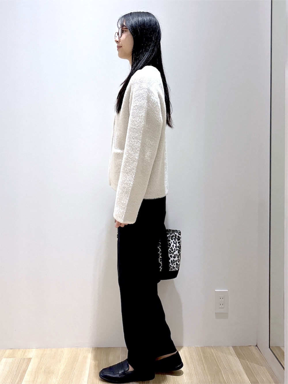 ベージュ系のカーディガン/ボレロ、ブラック系のその他パンツ、ブラック系のトートバッグを着用したレディースの秋コーディネートの3枚目の写真