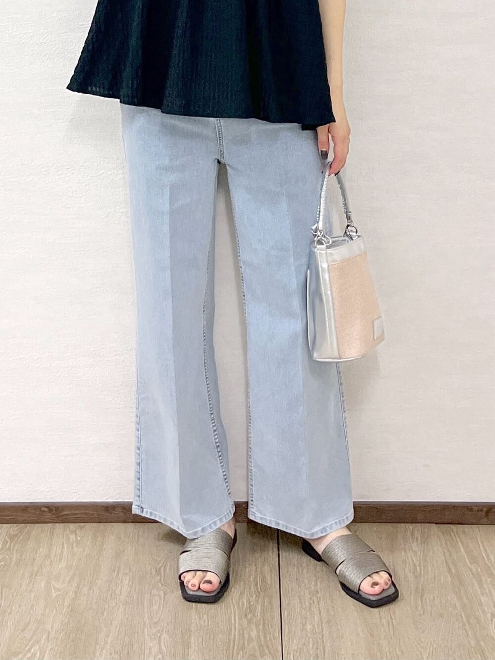 ブラック系のシャツ/ブラウス、ブルー系のデニムパンツ、シルバー系のショルダーバッグを着用したレディースの春コーディネートの8枚目の写真