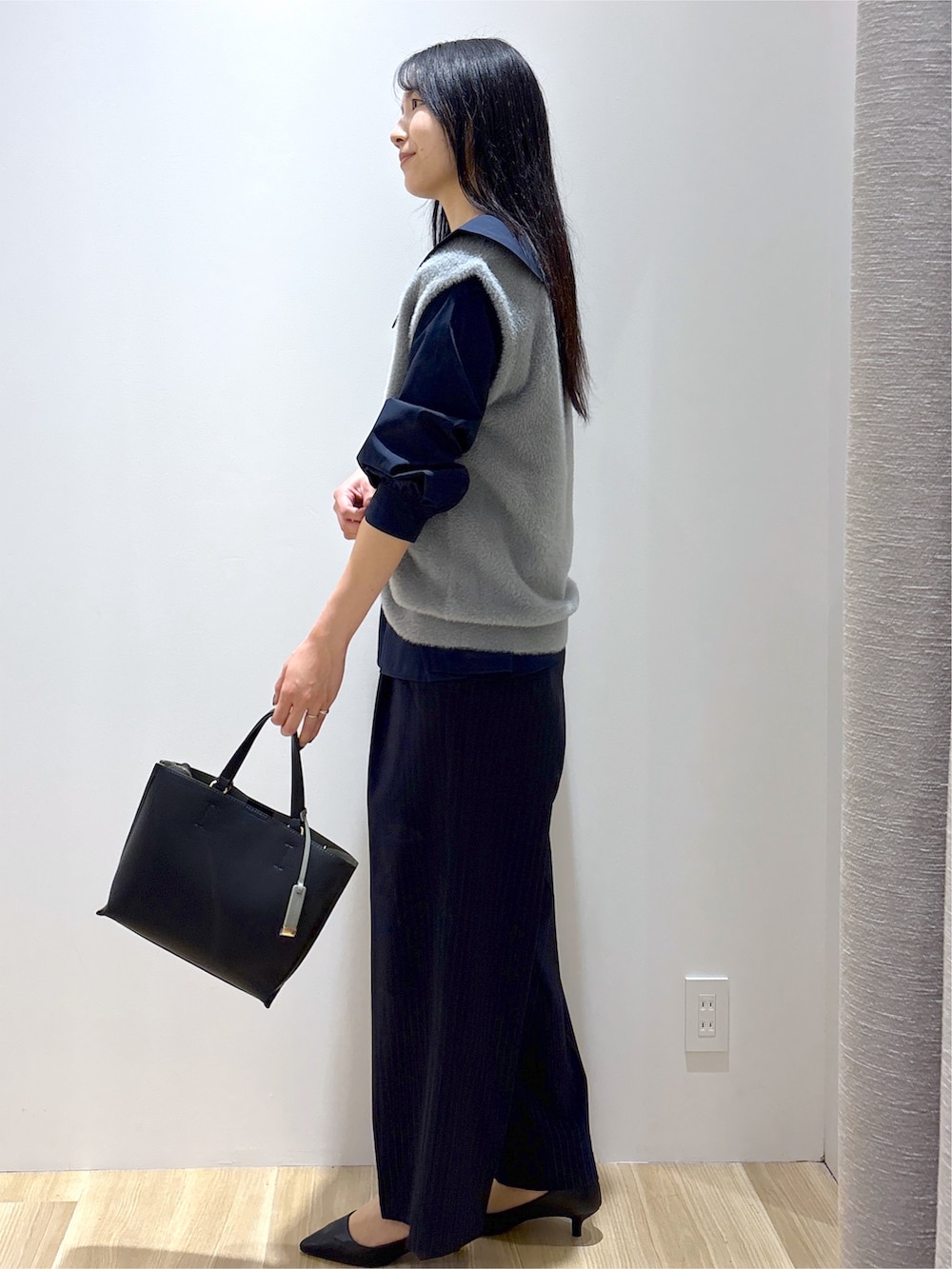 グレー系のニット/セーター、ブルー系のシャツ/ブラウス、ブルー系のその他パンツを着用したレディースの秋コーディネートの3枚目の写真