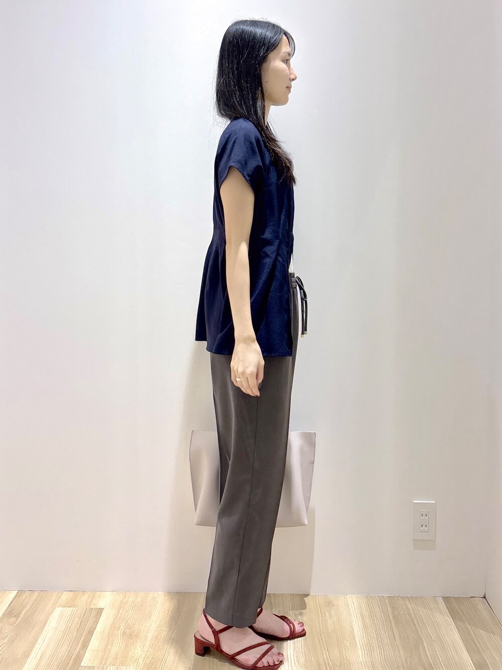 ブルー系のシャツ/ブラウス、ホワイト系のタンクトップ、グレー系のその他パンツを着用したレディースの夏コーディネートの5枚目の写真