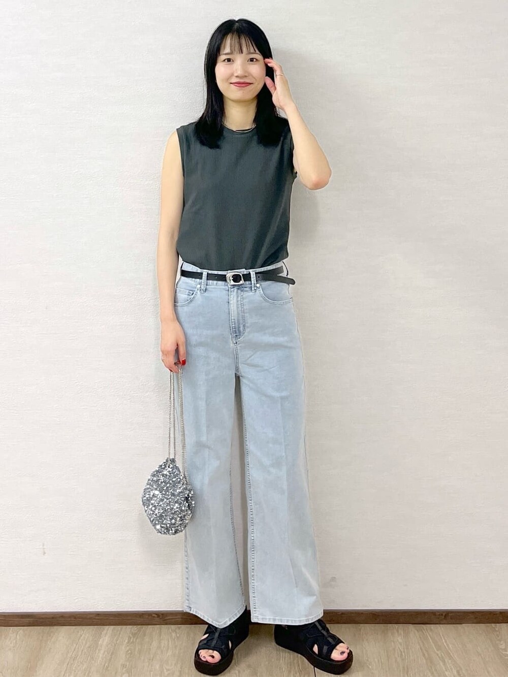 グレー系のTシャツ/カットソー、ブルー系のデニムパンツ、シルバー系のショルダーバッグを着用したレディースの夏コーディネートの2枚目の写真