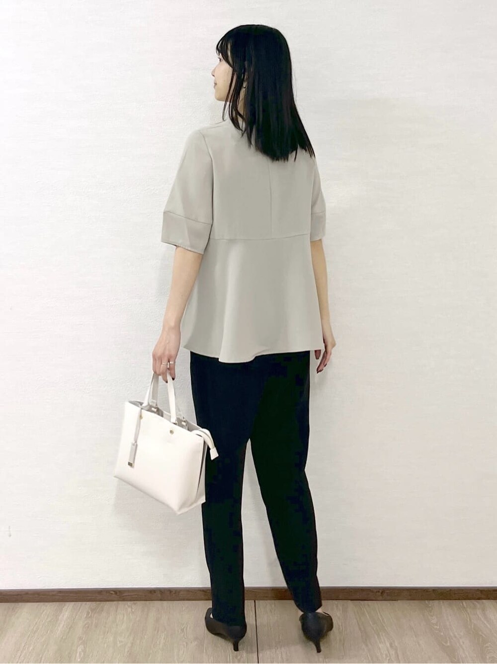 ベージュ系のシャツ/ブラウス、ブラック系のその他パンツ、ベージュ系のトートバッグを着用したレディースの春コーディネートの4枚目の写真
