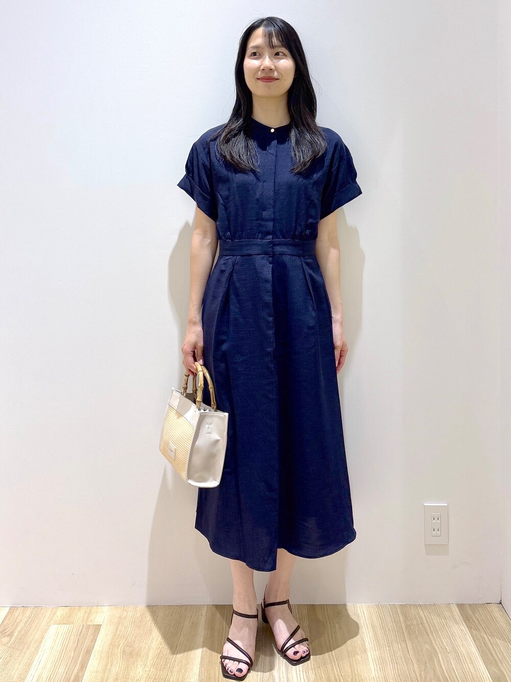 ブルー系のワンピース、ホワイト系のトートバッグ、ブラウン系のサンダルを着用したレディースの夏コーディネートの8枚目の写真
