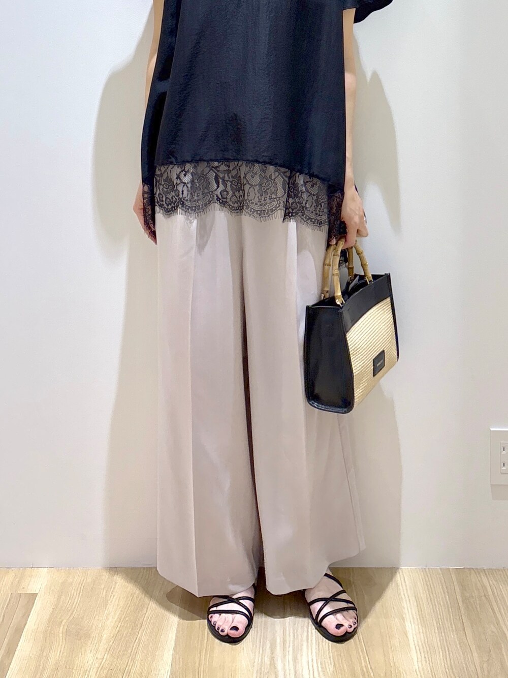 ブラック系のシャツ/ブラウス、ベージュ系のその他パンツ、ブラック系のトートバッグを着用したレディースの夏コーディネートの7枚目の写真