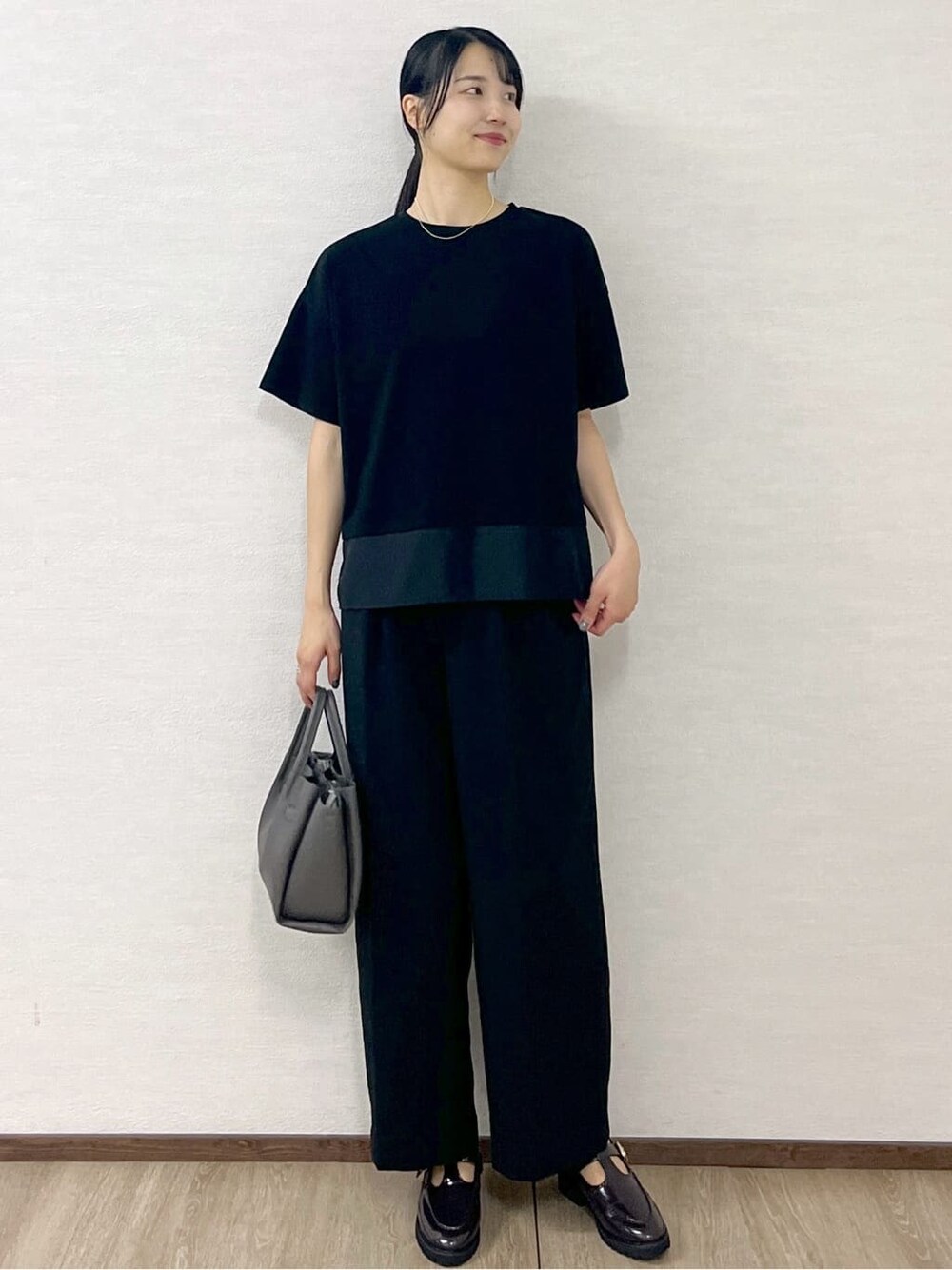 ブラック系のTシャツ/カットソー、グレー系のショルダーバッグ、ゴールド系のネックレスを着用したレディースの夏コーディネートの8枚目の写真