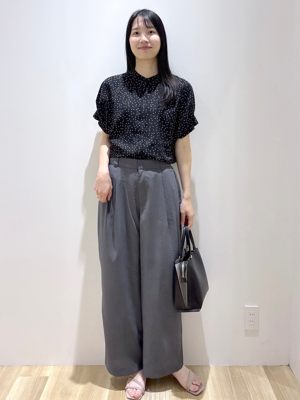 ブラック系のシャツ/ブラウス、グレー系のその他パンツ、ベージュ系のサンダルを着用したレディースの夏コーディネートの9枚目の写真