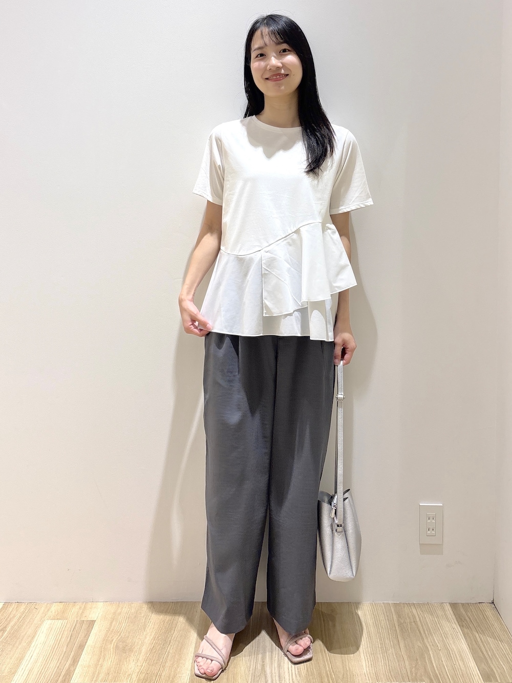 ホワイト系のTシャツ/カットソー、グレー系のその他パンツ、シルバー系のショルダーバッグを着用したレディースの夏コーディネートの8枚目の写真