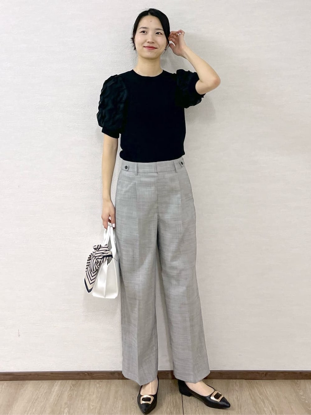 ブラック系のTシャツ/カットソー、グレー系のその他パンツ、ホワイト系のトートバッグを着用したレディースの春コーディネートの9枚目の写真