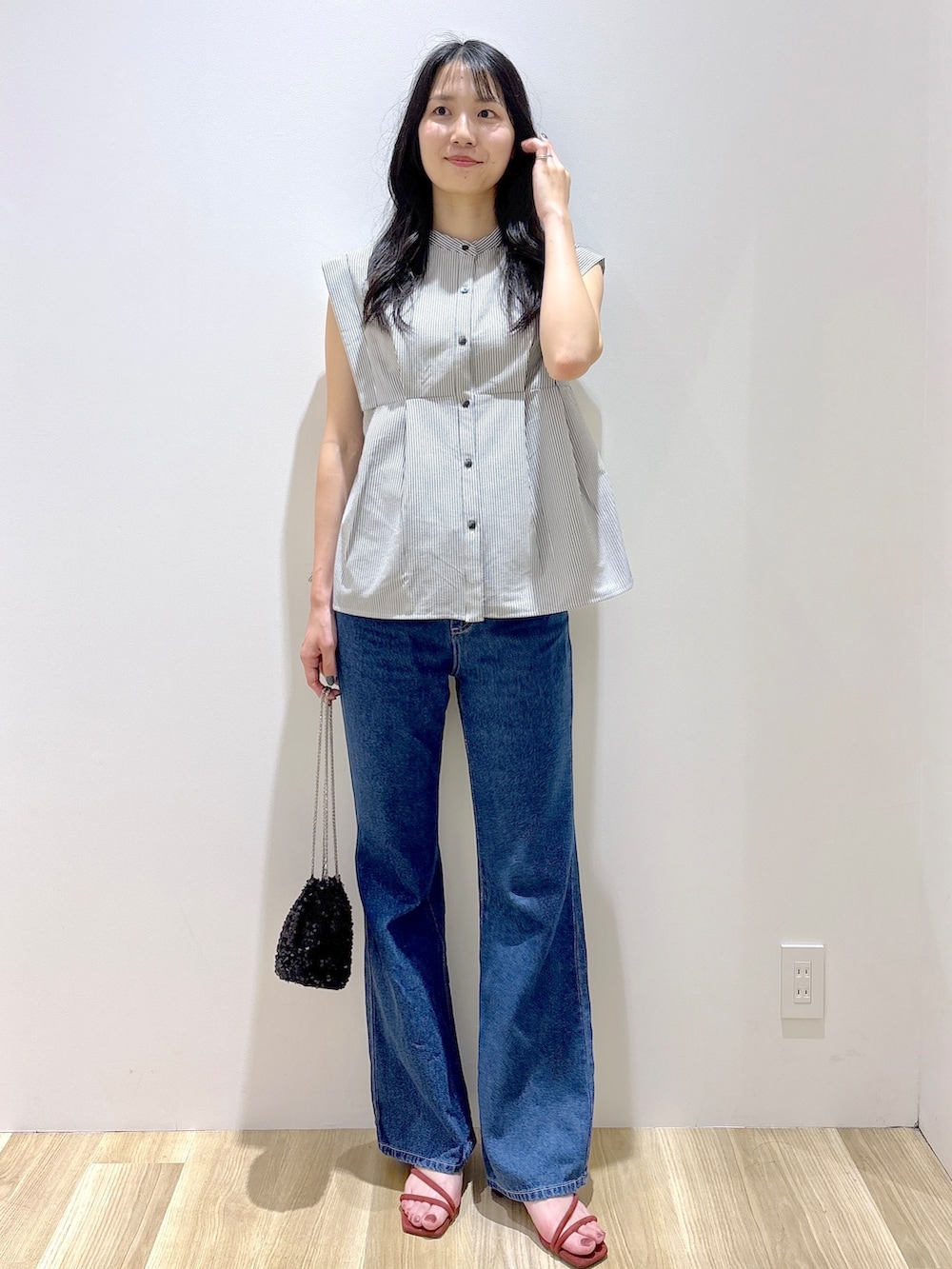 ホワイト系のシャツ/ブラウス、ブルー系のデニムパンツ、ブラック系のショルダーバッグを着用したレディースの夏コーディネートの7枚目の写真