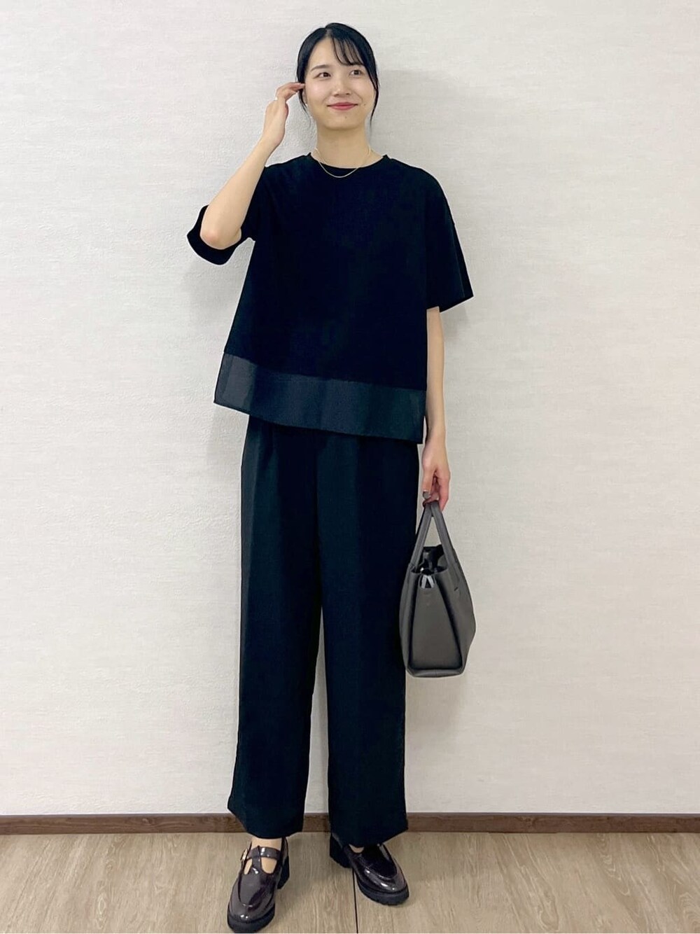 ブラック系のTシャツ/カットソー、グレー系のショルダーバッグ、ゴールド系のネックレスを着用したレディースの夏コーディネートの2枚目の写真