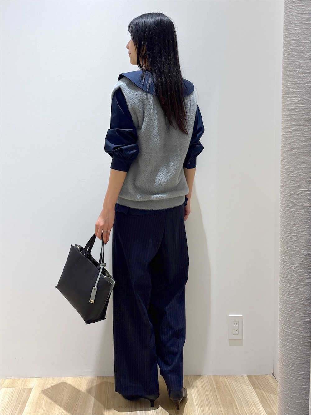 グレー系のニット/セーター、ブルー系のシャツ/ブラウス、ブルー系のその他パンツを着用したレディースの秋コーディネートの4枚目の写真