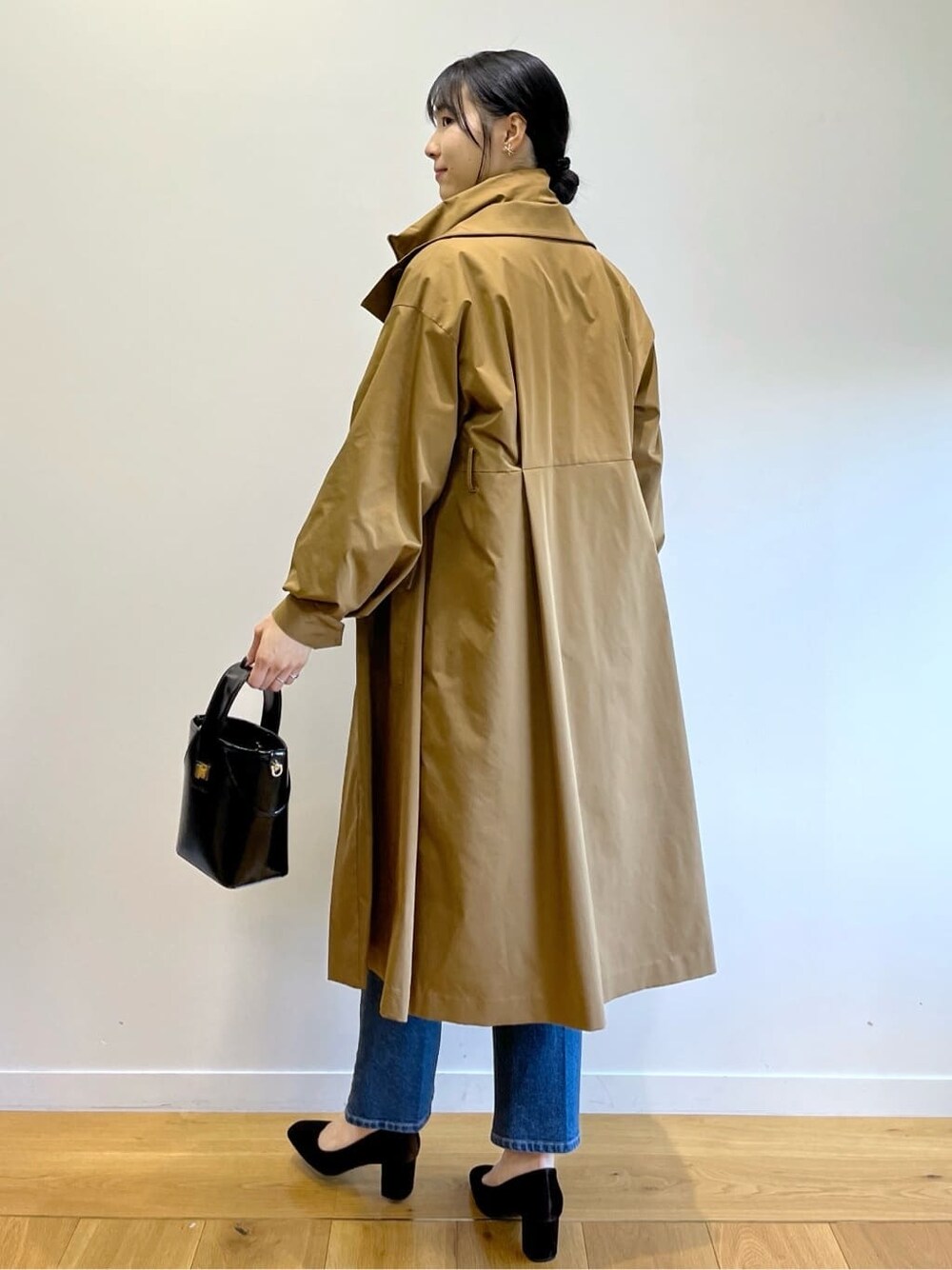 ブラック系のシャツ/ブラウス、ブルー系のデニムパンツ、グレー系のショルダーバッグを着用したレディースの冬コーディネートの5枚目の写真