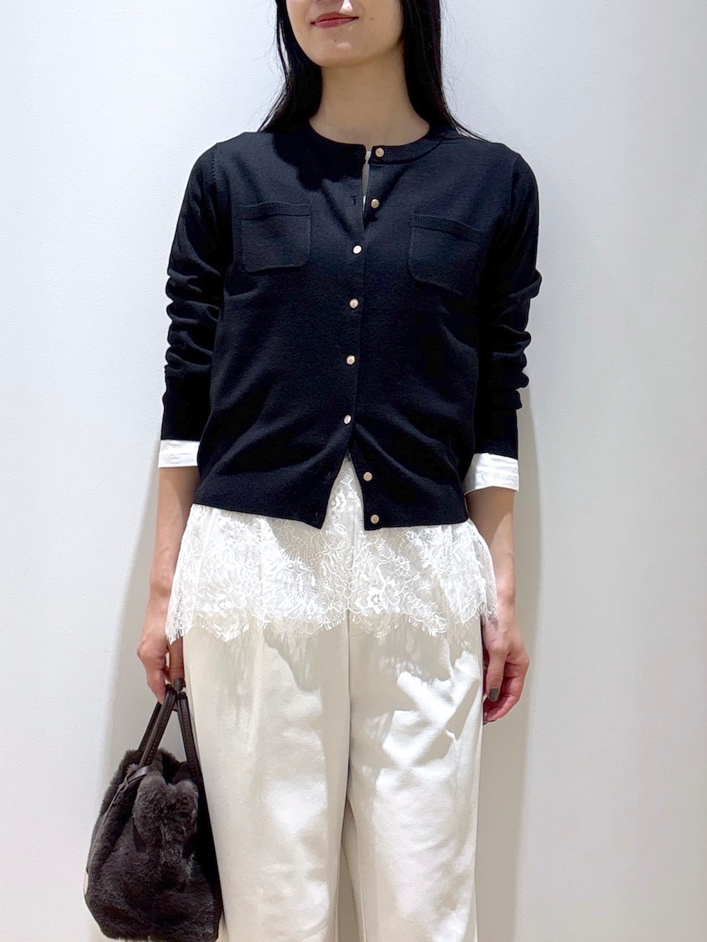 ブラック系のカーディガン/ボレロ、ホワイト系のTシャツ/カットソー、ホワイト系のその他パンツを着用したレディースの秋コーディネートの6枚目の写真