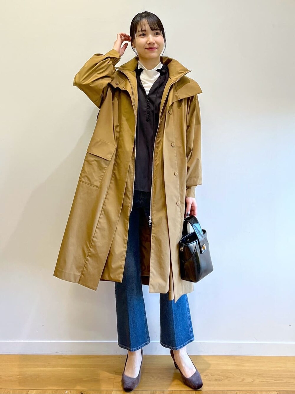 ブラック系のシャツ/ブラウス、ブルー系のデニムパンツ、グレー系のショルダーバッグを着用したレディースの冬コーディネートの2枚目の写真