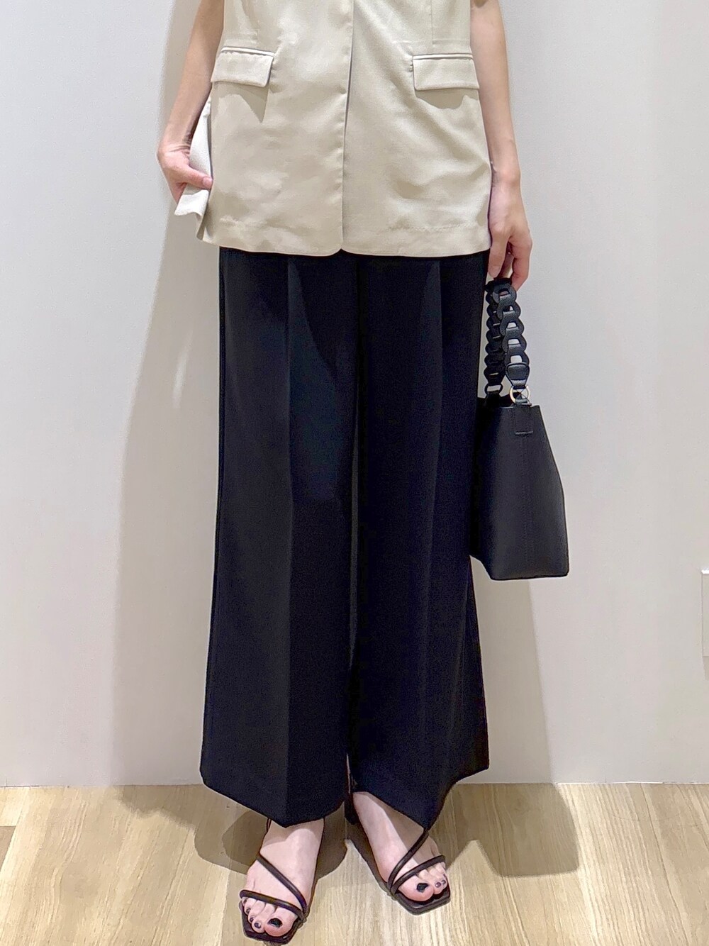 ブラック系のその他パンツ、ブラウン系のサンダル、ブラック系のショルダーバッグを着用したレディースの夏コーディネートの7枚目の写真
