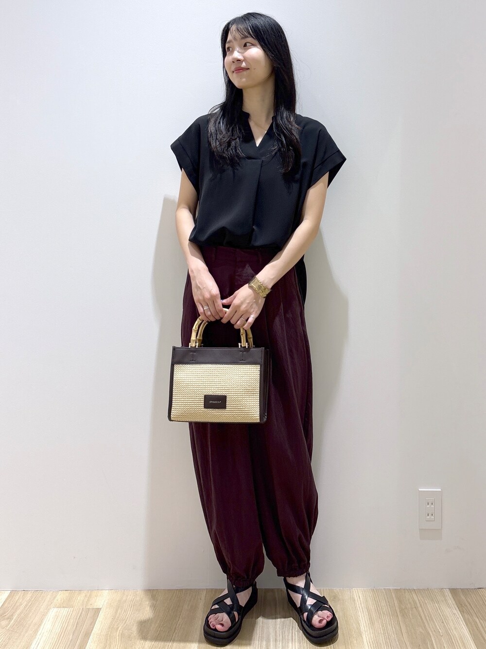 ブラック系のシャツ/ブラウス、ブラウン系のその他パンツ、ブラウン系のトートバッグを着用したレディースの夏コーディネートの9枚目の写真