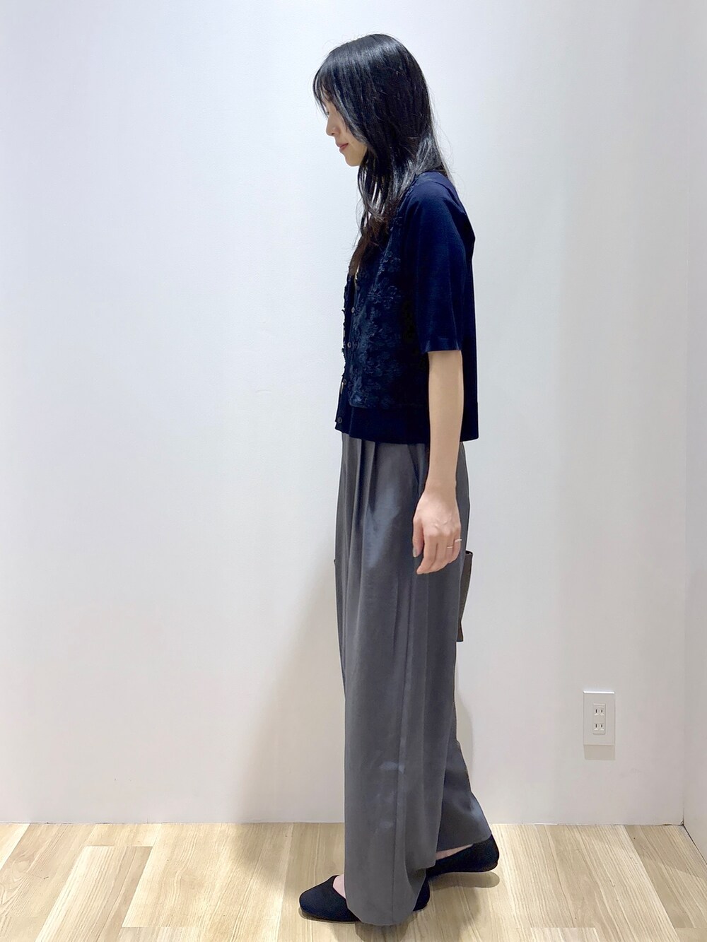 ブルー系のカーディガン/ボレロ、ホワイト系のタンクトップ、グレー系のその他パンツを着用したレディースの夏コーディネートの3枚目の写真