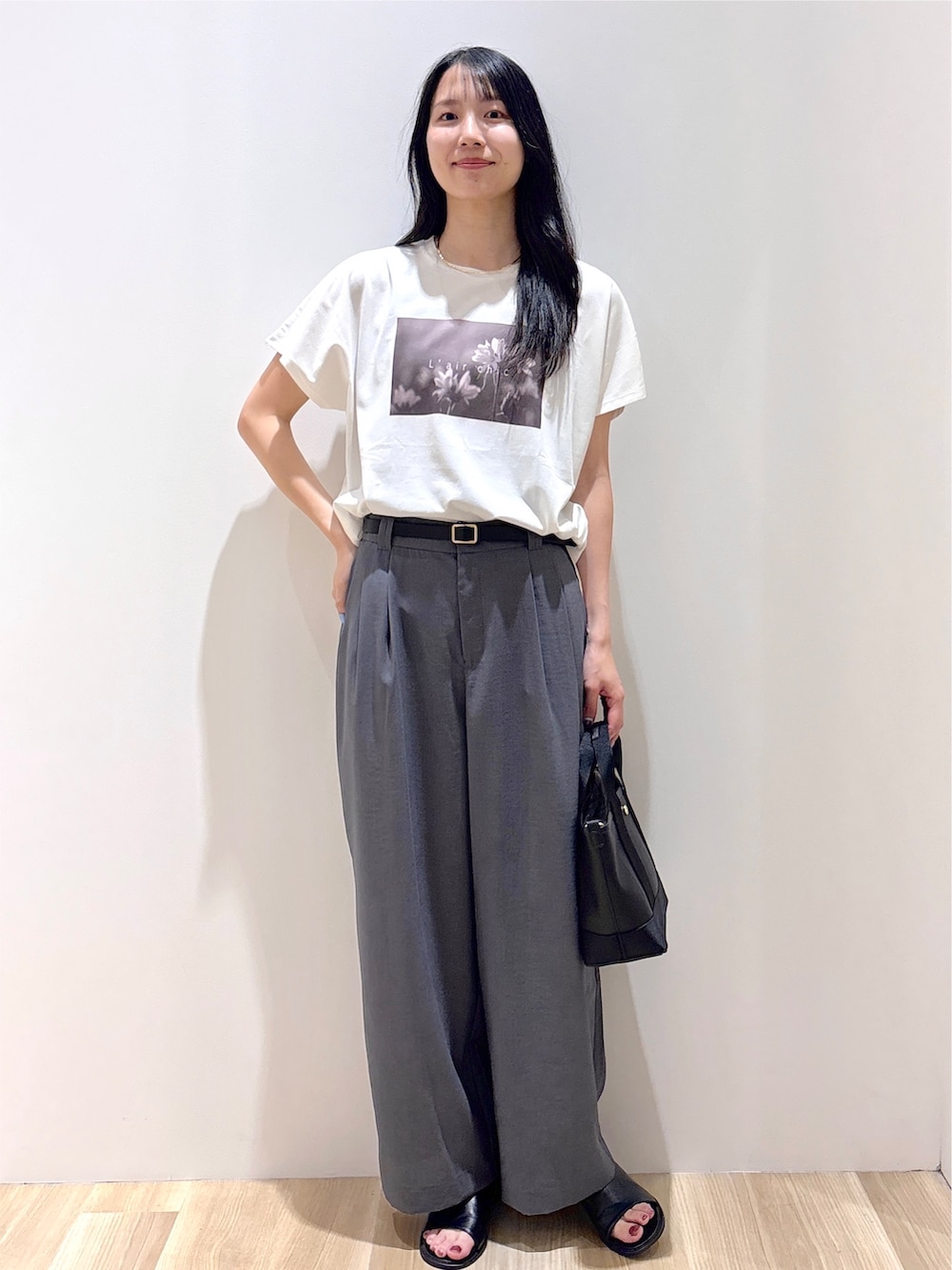 ホワイト系のTシャツ/カットソー、グレー系のその他パンツ、ブラック系のトートバッグを着用したレディースの夏コーディネートの8枚目の写真