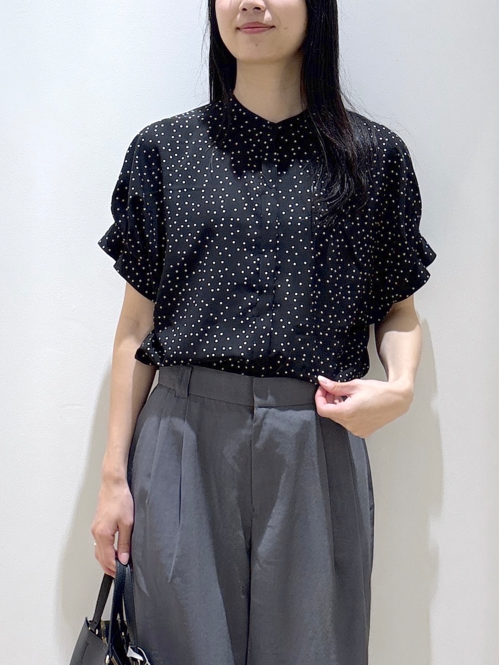 ブラック系のシャツ/ブラウス、グレー系のその他パンツ、ベージュ系のサンダルを着用したレディースの夏コーディネートの6枚目の写真