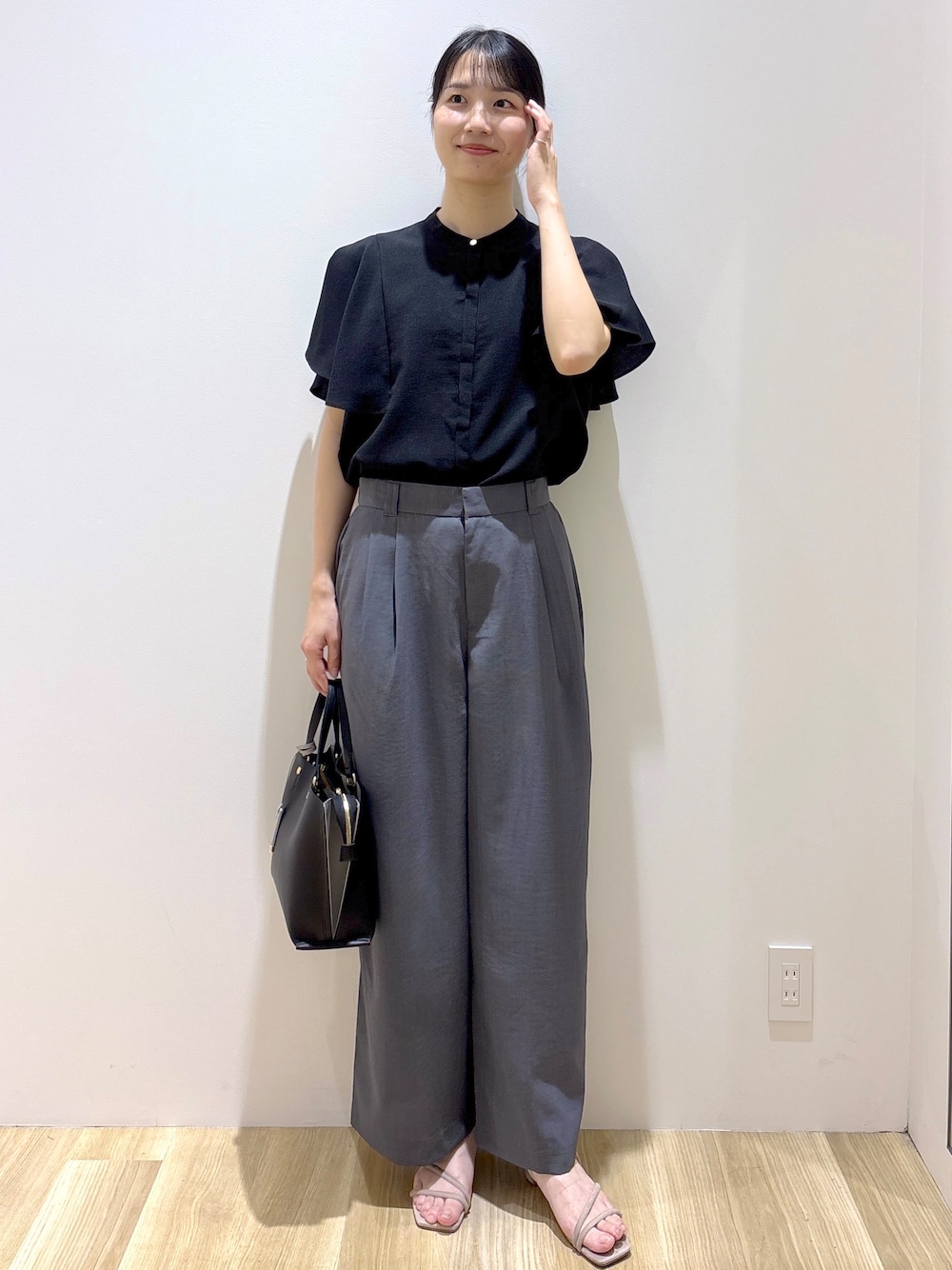 ブラック系のシャツ/ブラウス、グレー系のその他パンツ、ベージュ系のサンダルを着用したレディースの夏コーディネートの2枚目の写真