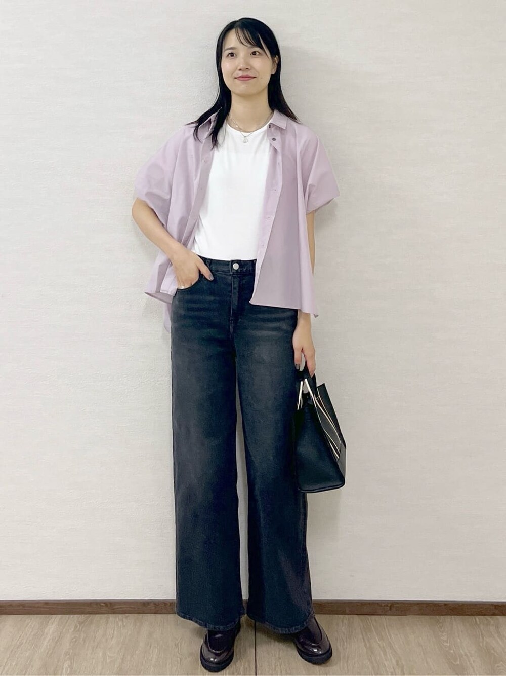 パープル系のシャツ/ブラウス、ホワイト系のTシャツ/カットソー、ブラック系のデニムパンツを着用したレディースの夏コーディネートの3枚目の写真