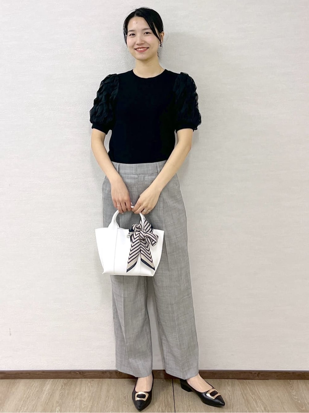 ブラック系のTシャツ/カットソー、グレー系のその他パンツ、ホワイト系のトートバッグを着用したレディースの春コーディネートの2枚目の写真