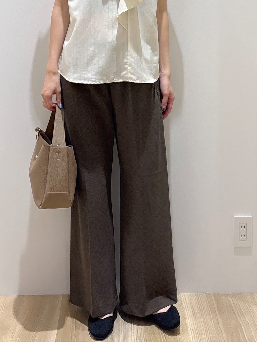 ベージュ系のシャツ/ブラウス、ブラウン系のその他パンツ、ブラウン系のトートバッグを着用したレディースの夏コーディネートの7枚目の写真