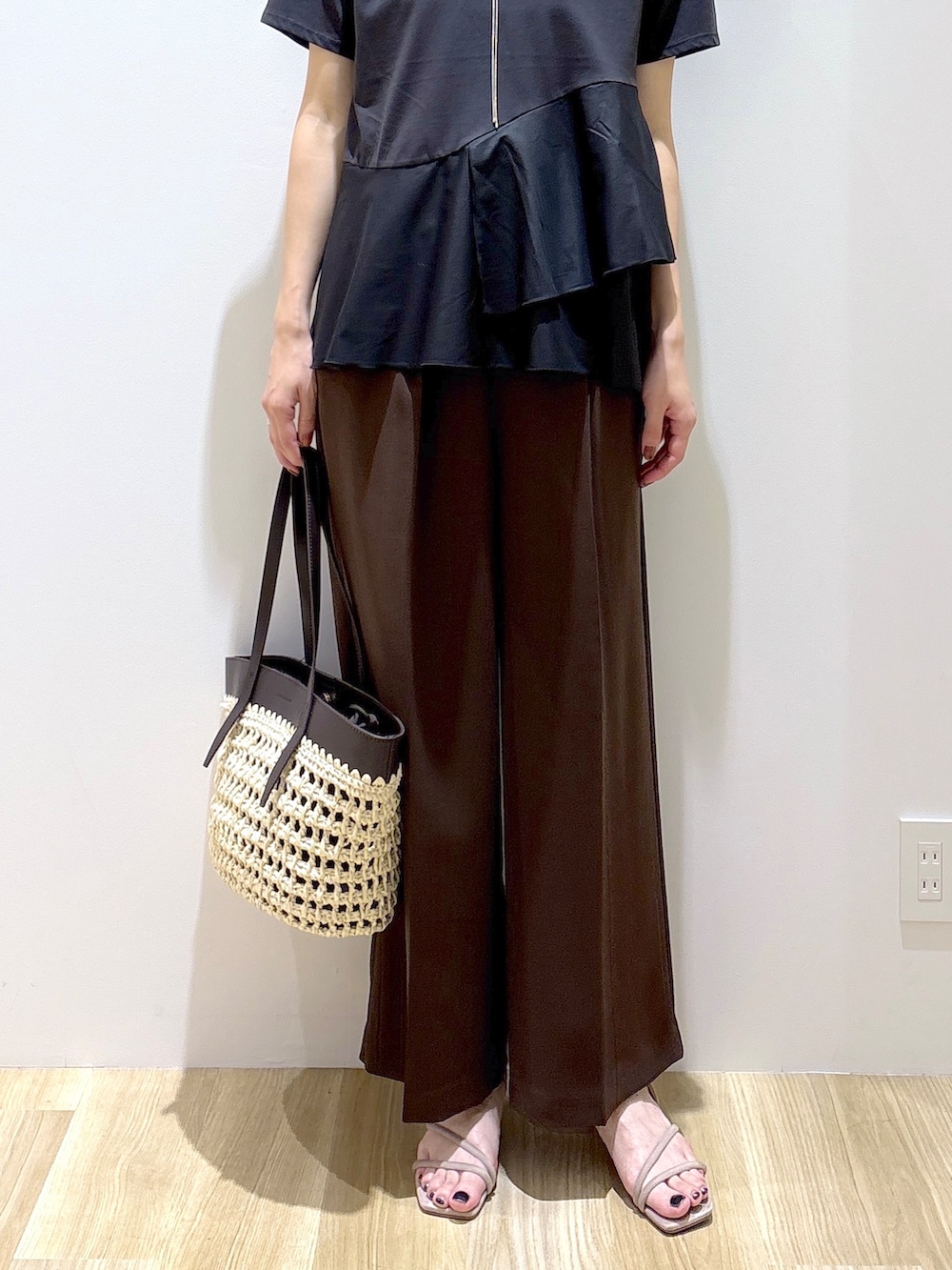 ブラック系のTシャツ/カットソー、ブラウン系のその他パンツ、ブラウン系のトートバッグを着用したレディースの夏コーディネートの7枚目の写真
