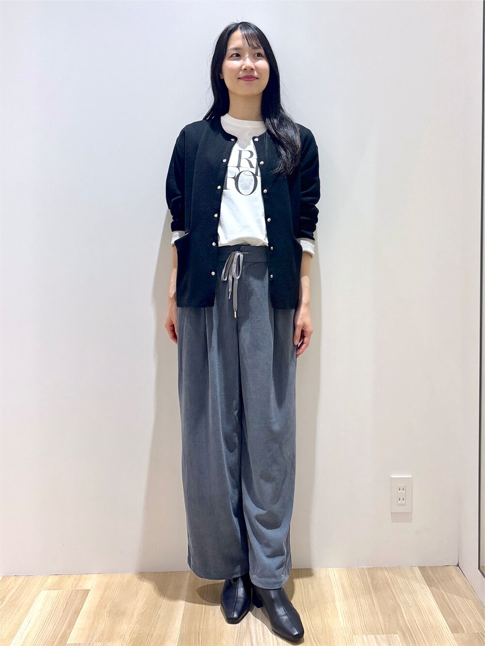 ブラック系のカーディガン/ボレロ、ホワイト系のTシャツ/カットソー、ブルー系のその他パンツを着用したレディースの秋コーディネートの10枚目の写真