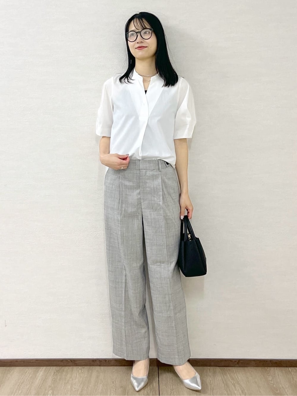 ホワイト系のシャツ/ブラウス、グレー系のその他パンツ、ブラック系のショルダーバッグを着用したレディースの夏コーディネートの3枚目の写真
