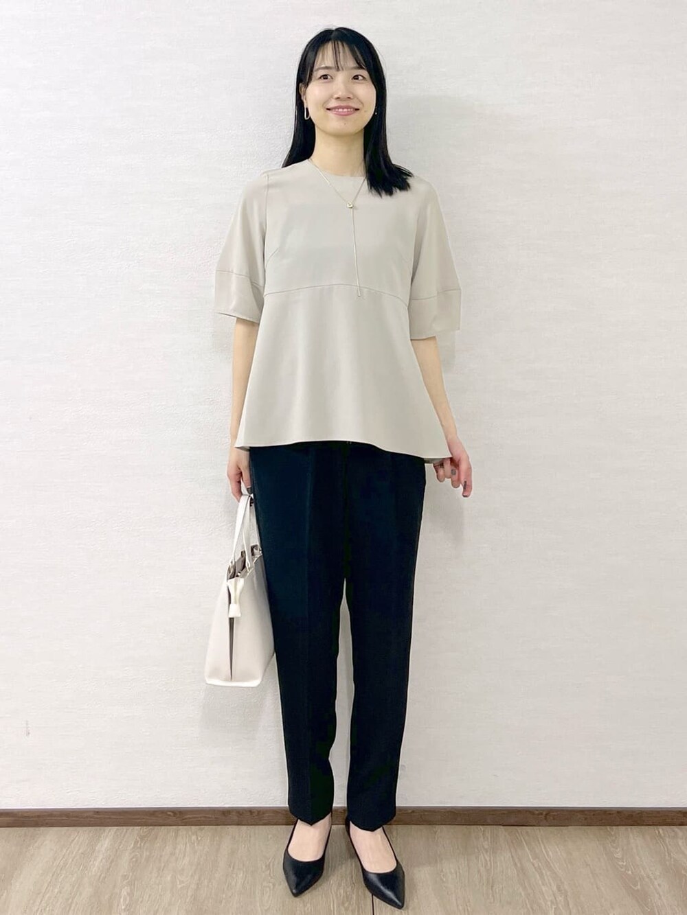 ベージュ系のシャツ/ブラウス、ブラック系のその他パンツ、ベージュ系のトートバッグを着用したレディースの春コーディネートの8枚目の写真