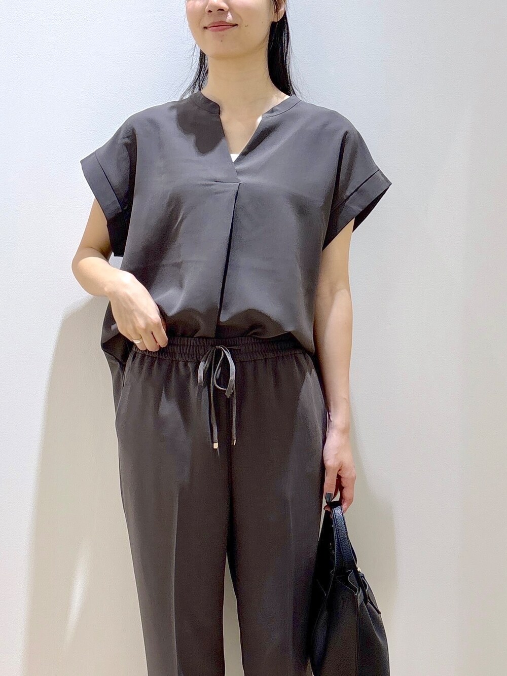 グレー系のその他パンツ、ブラック系のトートバッグ、レッド系のサンダルを着用したレディースの夏コーディネートの7枚目の写真